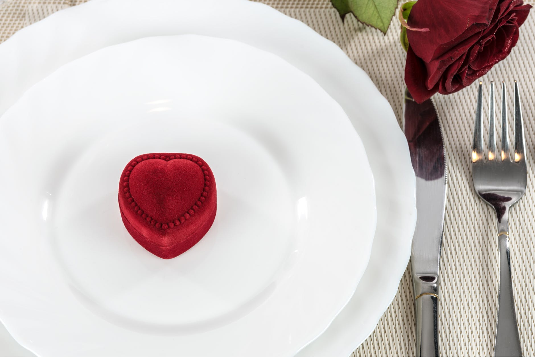 Valentijn 14, 15 en 16 februari bij Huis de Wiers; Cremant de Bourgogne en Valentijns amuses om je valentijn extra te verwennen?